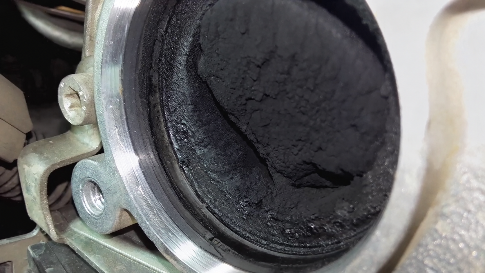 Detalle de depósitos acumulados en un conducto