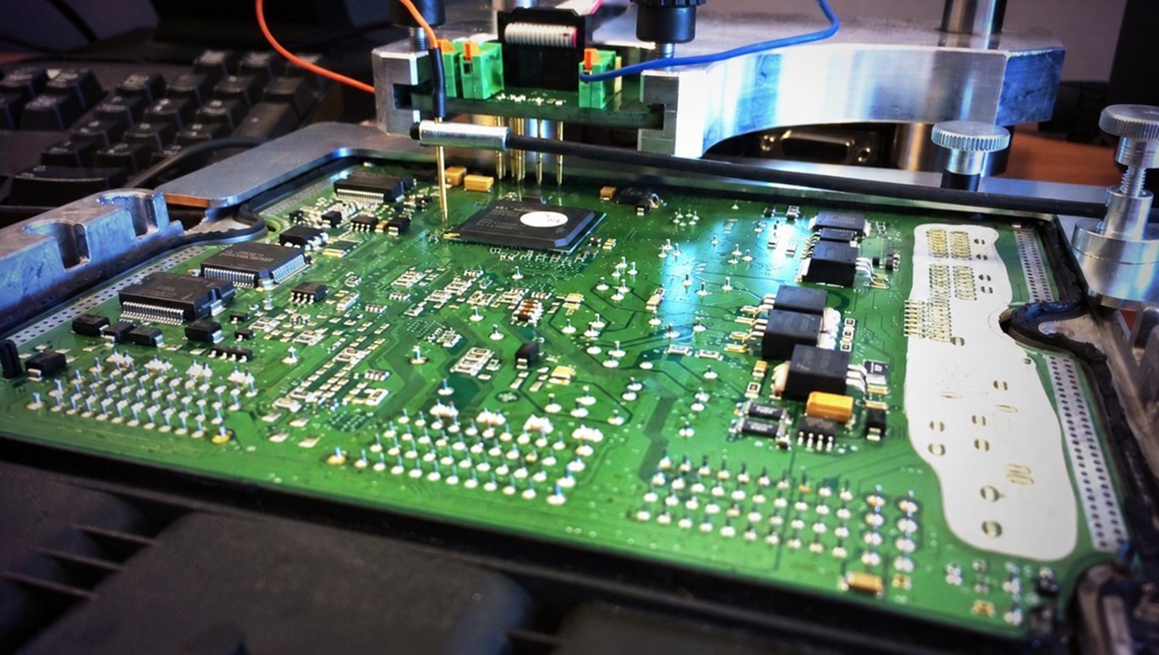 Trabajo de laboratorio sobre una unidad de control electrónica