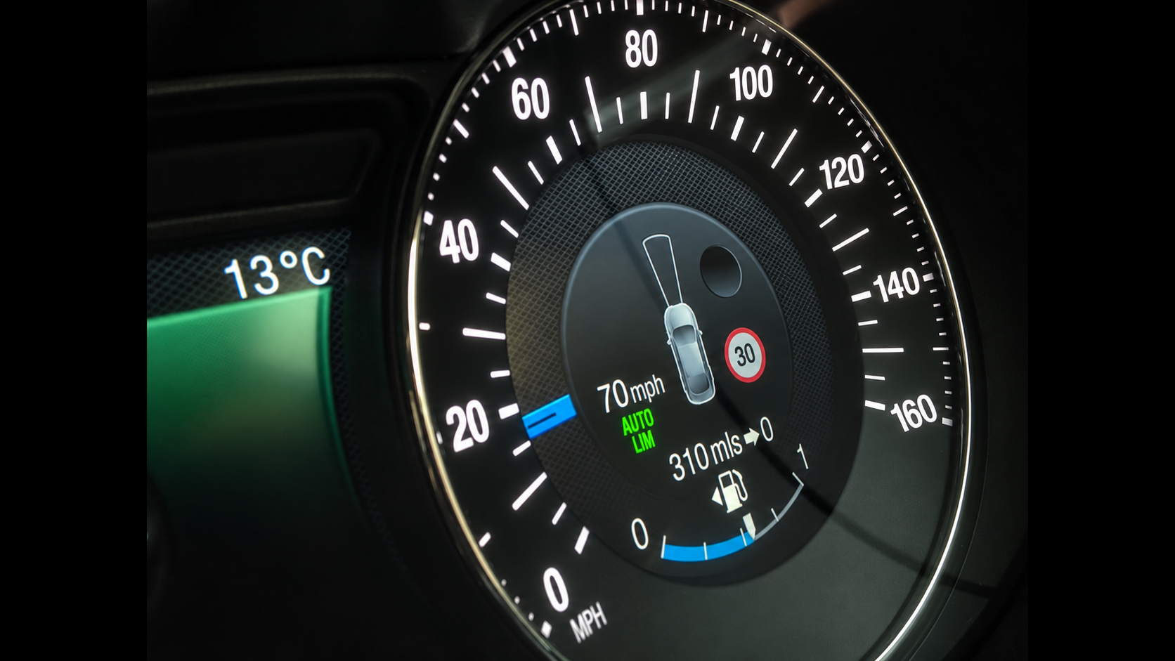 Tablero de vehículo con velocímetro e indicador de limitación de velocidad