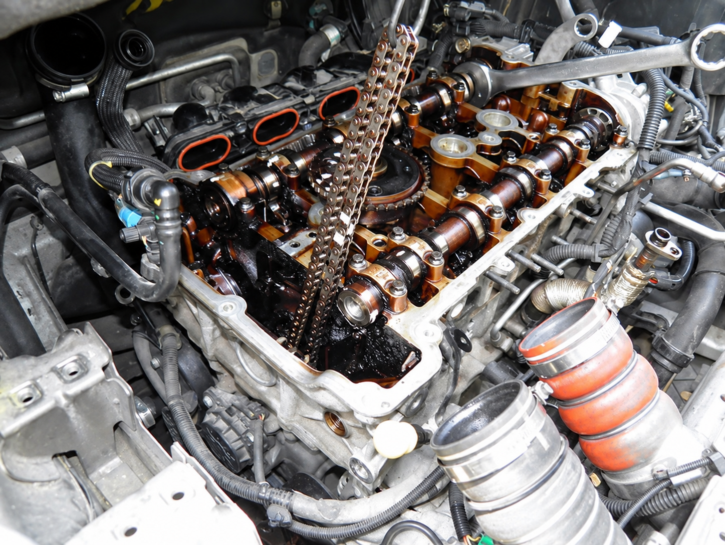 Motor abierto durante un trabajo sobre el sistema de distribución