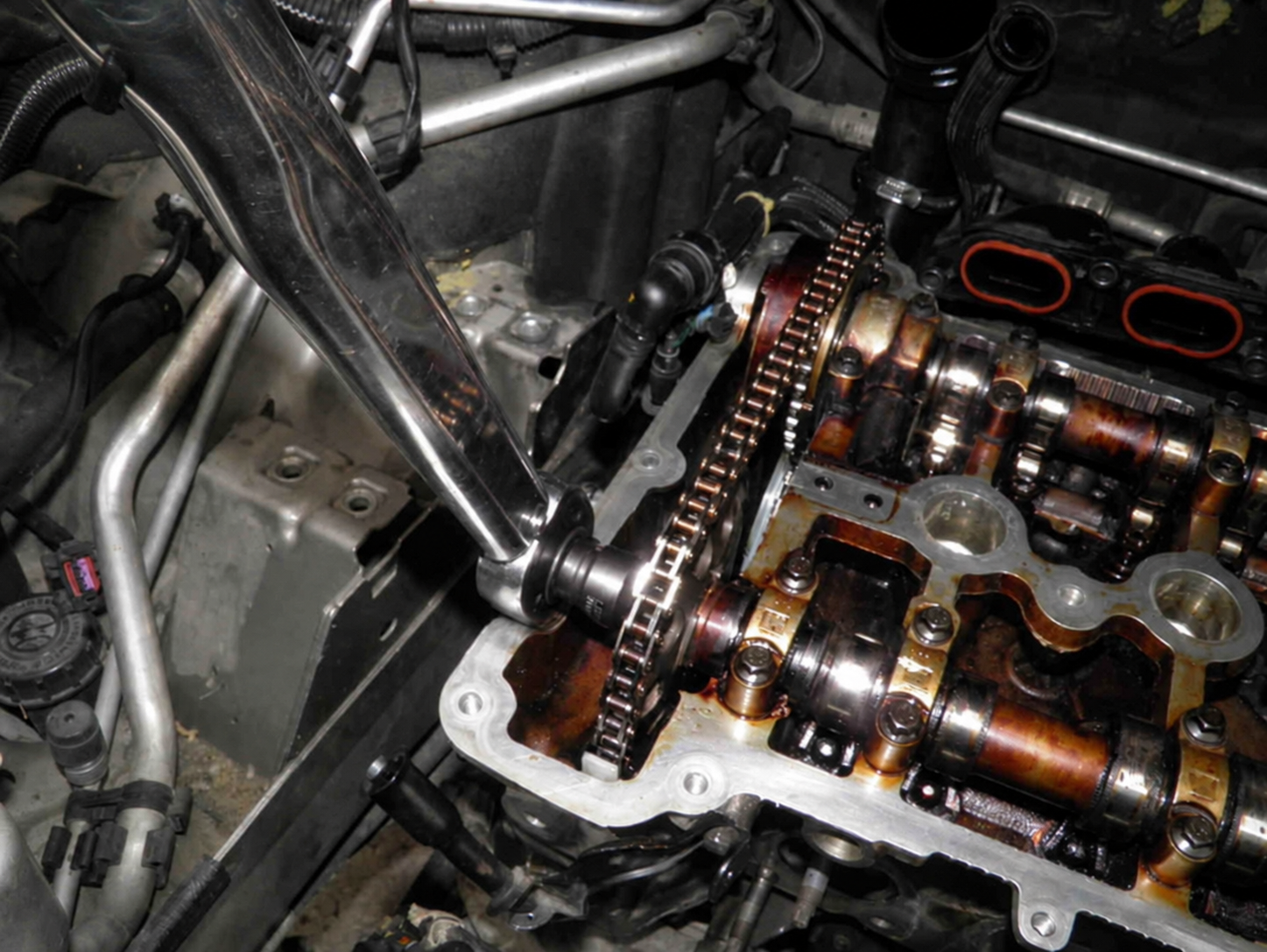 Detalle de herramientas y cadena de distribución durante una reparación de motor